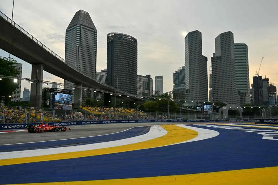 Pemandu Ferrari, Charles Leclerc, mencatat masa terpantas semasa sesi latihan pertama Grand Prix Singapura Formula Satu pada 20 September. 