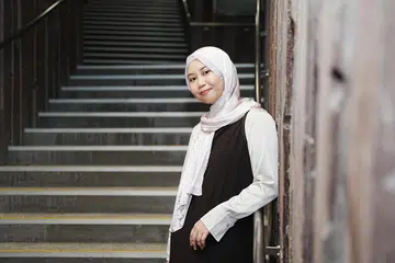 Cik Noor Syahindah Gazali merupakan antara 479 penerima dermasiswa Lembaga Biasiswa Kenangan Maulud (LBKM) pada 2024 dalam majlis yang diadakan pada 16 November di Sekolah Seni Singapura (Sota). 