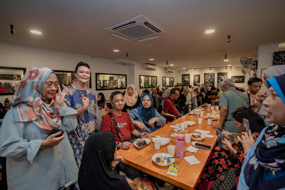 MESRA PEMINAT: Datuk Khadijah Ibrahim seronok melayani pelanggan dan tetamu yang hadir dalam sesi ‘Sunday Chill Out’ bersamanya yang diadakan di restoran 1819 di Boat Quay pada 15 Oktober. 