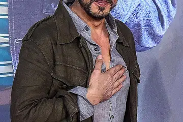 BANYAK MEMBANTU: Shah Rukh banyak menderma demi memerangi Covid-19. - Foto AFP