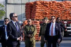 Setiausaha Negara, Amerika Syarikat, Encik Antony Blinken (kiri), melawat persimpangan Kerem Shalom di sempadan Gaza bagi melihat trak memasuki wilayah Palestin untuk menghantar bekalan kemanusiaan. 