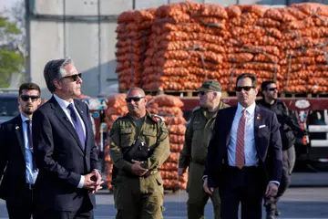 Setiausaha Negara, Amerika Syarikat, Encik Antony Blinken (kiri), melawat persimpangan Kerem Shalom di sempadan Gaza bagi melihat trak memasuki wilayah Palestin untuk menghantar bekalan kemanusiaan. 