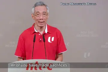 CABARAN Covid-19:engangkutan udara merupakan sektor strategik negara memandangkan Singapura berperanan sebagai hab serantau dan antarabangsa. Disebabkan itu, pemerintah akan membantu syarikat penerbangan Singapura, Singapore Airlines (SIA) untuk mengharungi krisis ini.