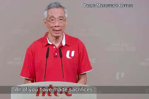 CABARAN Covid-19:engangkutan udara merupakan sektor strategik negara memandangkan Singapura berperanan sebagai hab serantau dan antarabangsa. Disebabkan itu, pemerintah akan membantu syarikat penerbangan Singapura, Singapore Airlines (SIA) untuk mengharungi krisis ini.