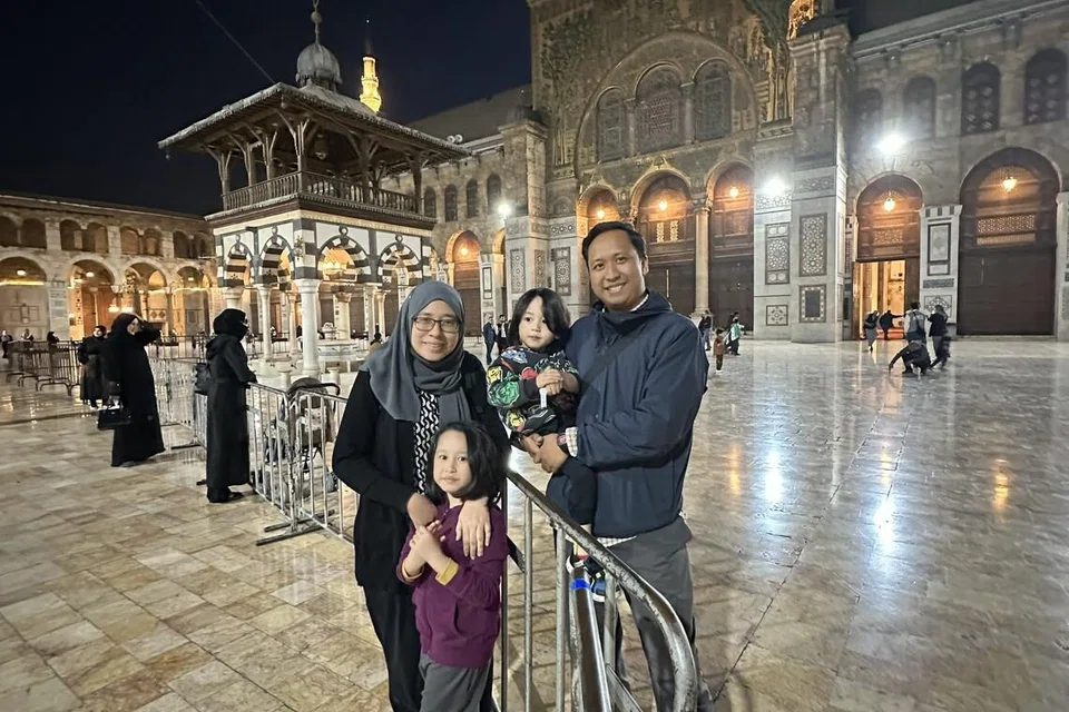 Penulis, Ustaz Ahmad Saiful Rijal Hassan, berkunjung ke Masjid Umayyah bersama isterinya, Sheikha Saidah Mohamad Najeeb Jarhom, dan anak-anaknya, (dari kiri) Nawal Ahmad Saiful Rijal dan Nael Ahmad Saiful Rijal pada Disember 2025.