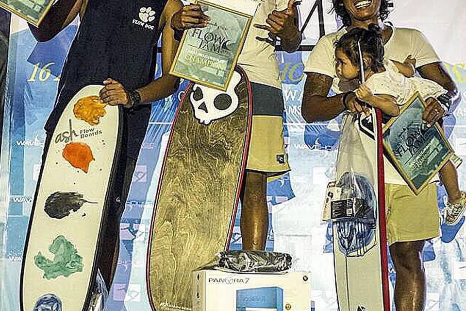 MENANG: Encik Sham Jamal (kanan) meraih tempat ketiga di pertanding Flow Jam 2016 di Wavehouse Sentosa baru-baru ini. Beliau sedang mendukung anaknya, Naira Qeisha, yang berusia setahun lebih. 