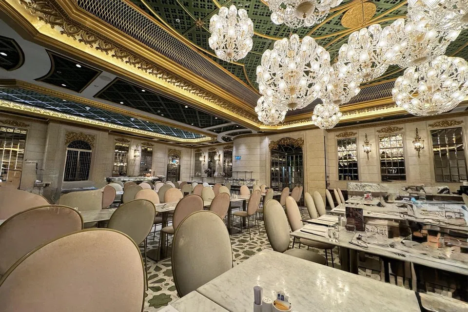 Selain bilik-bilik yang moden dan mewah dengan pemandangan memukau, Hotel Alexandra di Hong Kong turut menyediakan makanan halal di sebahagian kafe A.