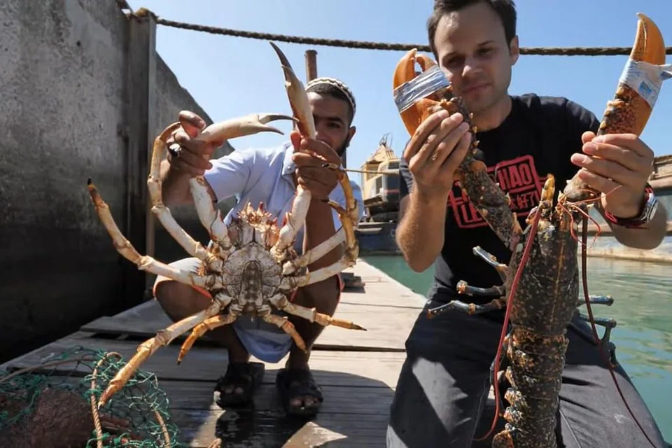 Saluran itu dikendali Trevor James (atas), seorang warga Canada yang gemar mencuba makanan jalanan (street food) di serata dunia - dari Indonesia, Malaysia hingga India. - Foto YOUTUBE FOOD RANGER