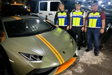 Ketua Pengarah Jabatan Pengangkutan Jalan (JPJ) Malaysia, Datuk Aedy Fadly Ramli (kiri), menunjukkan kereta mewah Lamborghini Huracan yang disita di bawah Ops Luxury. Turut hadir ialah Pengarah Kanan Penguatkuasaan Undang-Undang JPJ, Encik Muhammad Kifli Ma Hassan (tengah), dan Pengarah JPJ Johor, Encik Azmil Zainal Adnan (kanan).