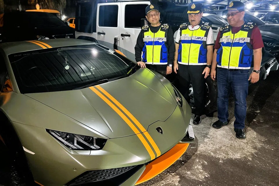 Ketua Pengarah Jabatan Pengangkutan Jalan (JPJ) Malaysia, Datuk Aedy Fadly Ramli (kiri), menunjukkan kereta mewah Lamborghini Huracan yang disita di bawah Ops Luxury. Turut hadir ialah Pengarah Kanan Penguatkuasaan Undang-Undang JPJ, Encik Muhammad Kifli Ma Hassan (tengah), dan Pengarah JPJ Johor, Encik Azmil Zainal Adnan (kanan).