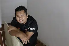 UBAH KEHIDUPAN: Meskipun membesar melihat ayahnya menagih dadah, Encik Jabbar (atas) dan adik-beradiknya bertekad untuk menjauhi dadah dan berjaya melangkah masuk ke menara gading. - Foto BM oleh AZMI ATHNI