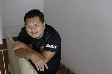 UBAH KEHIDUPAN: Meskipun membesar melihat ayahnya menagih dadah, Encik Jabbar (atas) dan adik-beradiknya bertekad untuk menjauhi dadah dan berjaya melangkah masuk ke menara gading. - Foto BM oleh AZMI ATHNI