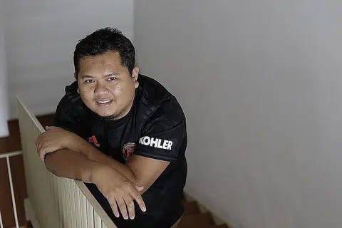 UBAH KEHIDUPAN: Meskipun membesar melihat ayahnya menagih dadah, Encik Jabbar (atas) dan adik-beradiknya bertekad untuk menjauhi dadah dan berjaya melangkah masuk ke menara gading. - Foto BM oleh AZMI ATHNI
