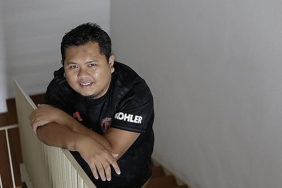 UBAH KEHIDUPAN: Meskipun membesar melihat ayahnya menagih dadah, Encik Jabbar (atas) dan adik-beradiknya bertekad untuk menjauhi dadah dan berjaya melangkah masuk ke menara gading. - Foto BM oleh AZMI ATHNI