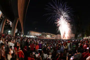 SAMBUT BERSAMA: Pertunjukan bunga api di Stadium Jurong West semasa  sambutan Hari Kebangsaan 2022. 