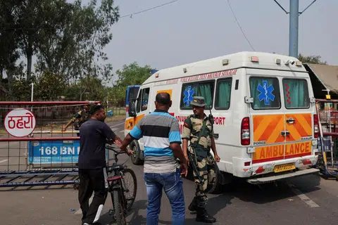 Pegawai keselamatan sempadan membenarkan sebuah ambulans memasuki kawasan lintasan sempadan Attari-Wagah berhampiran Amritsar, India, pada 30 April 2025. India telah menggantung perkhidmatan visa kepada warganegara Pakistan serta-merta susulan serangan di Pahalgam, Kashmir selatan. —
