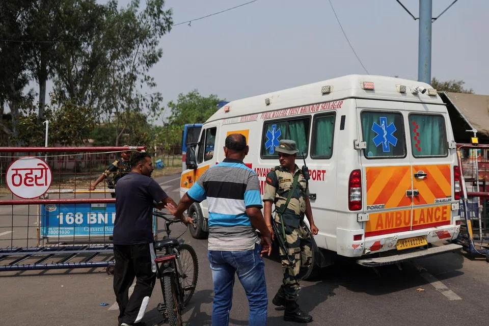 Pegawai keselamatan sempadan membenarkan sebuah ambulans memasuki kawasan lintasan sempadan Attari-Wagah berhampiran Amritsar, India, pada 30 April 2025. India telah menggantung perkhidmatan visa kepada warganegara Pakistan serta-merta susulan serangan di Pahalgam, Kashmir selatan. —