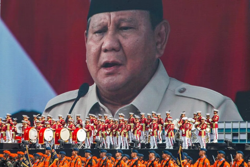 Presiden Indonesia, Encik Prabowo Subianto, dipapar di skrin semasa perarakan sempena sambutan ulang tahun ke-80 Angkatan Tentera Nasional Indonesia (TNI) yang diadakan berhampiran Monumen Nasional (Monas) di Dataran Merdeka, Jakarta, pada 5 Oktober 2025. 