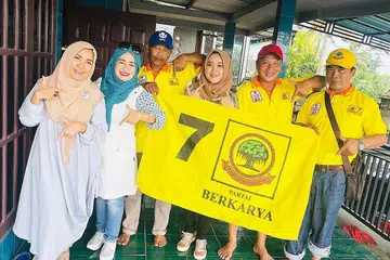 IKUT MASUK GELANGGANG: Cik Nadea Lazuardani Zahra (tengah), calon Anggota Parlimen di Jawa Timur, Indonesia, berusia 24 tahun itu mahu memperbaiki sistem pendidikan di negaranya serta isu pengangguran belia. Indonesia mewajibkan parti politik memastikan 30 peratus calon pilihan raya terdiri daripada kaum wanita. - Foto ihsan NADEA LAZUARDANI ZAHRA