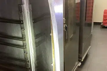 Sebahagian getah pada pintu kabinet logam di Continental Delight Catering Services untuk menyimpan makanan panas tercabut.