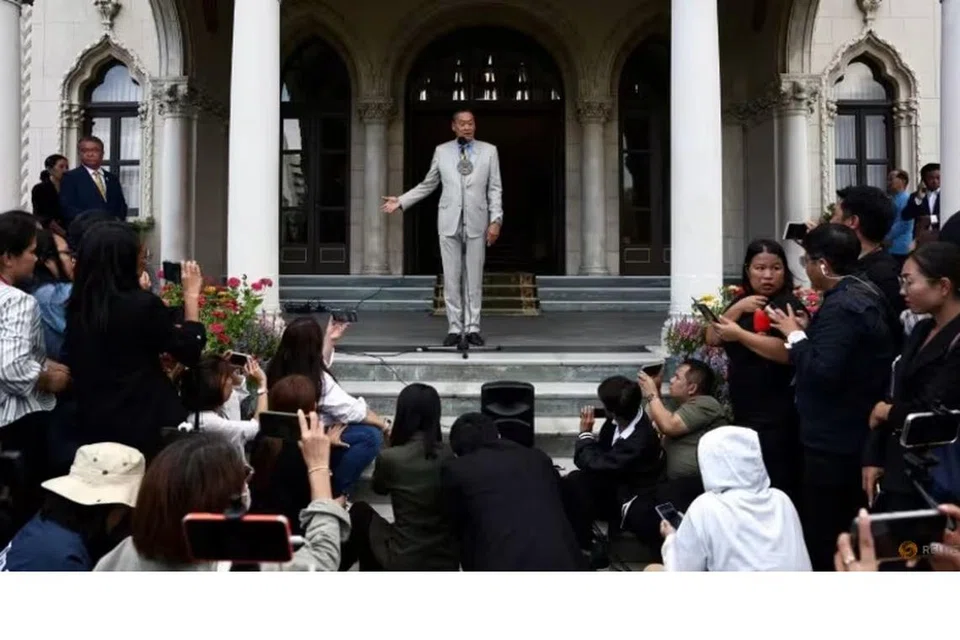 Perdana Menteri Thailand yang baru dipecat, Encik Srettha Thavisin, bercakap kepada media selepas Mahkamah Perlembagaan Thailand memutuskan kes pemecatannya pada 14 Ogos. 