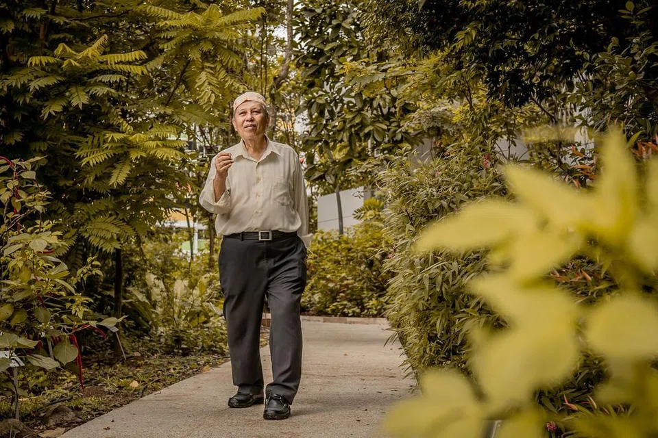 JAGA KESIHATAN PENTING: Encik Morni akui usia yang meningkat membuatnya prihatin akan kesihatan lantas perlu dijaga agar tidak menyesal di kemudian hari. - Foto BH NUR DIYANA TAHA