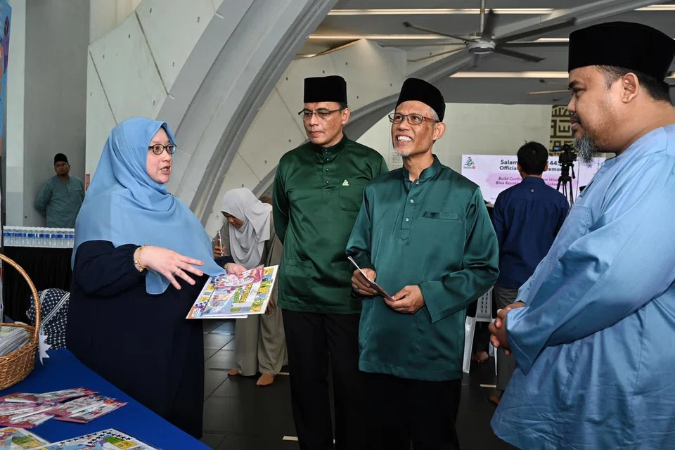 Menteri Bertanggungjawab bagi Ehwal Masyarakat Islam, Encik Masagos Zulkifli Masagos Mohamad (dua dari kanan), bersama Ketua Eksekutif Majlis Ugama Islam Singapura (Muis), Encik Kadir Maideen (tiga dari kanan), dan Pengerusi Eksekutif Masjid Darul Makmur selaku Pengerusi Penganjur SalamSG 2024, Encik Izuan Mohd Rais (paling kanan), mengunjung reruai di Masjid Assyafaah pada 9 Mac.