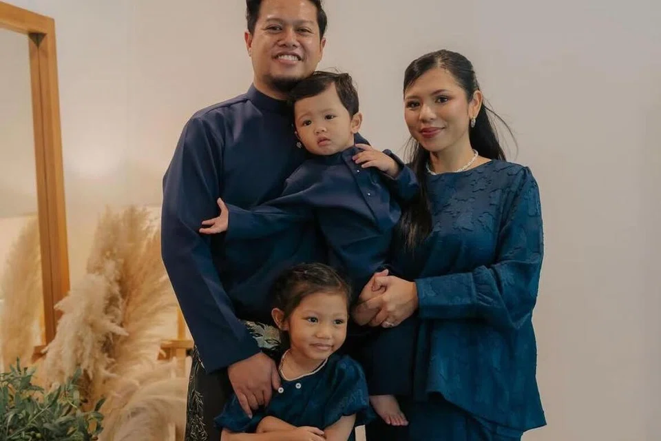 Penyiar radio dan pengacara ‘Manja’, Natasha Faisal, tampil anggun dalam baju kurung berona biru kehijauan yang sepadan dengan suaminya, Iqmal Jumaat, serta kededua anak mereka, Luna (depan) dan Mawi.