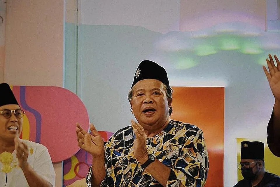 Alias Kadir (gambar atas).