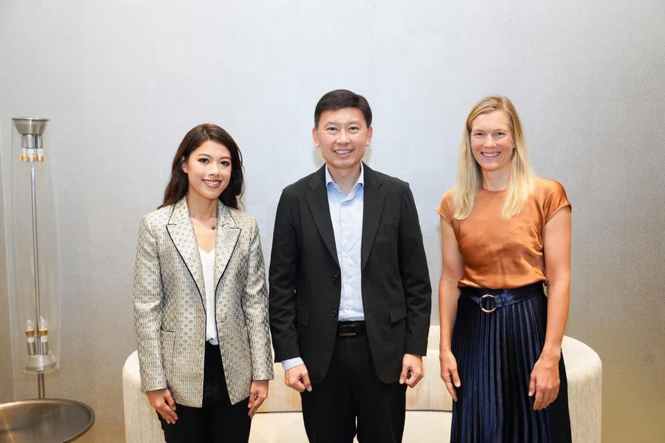 BUKA PELUANG: Pemangku Menteri Pengangkutan, Encik Chee Hong Tat (tengah) bersama Pengerusi dan Presiden Wanita Dalam Penerbangan Antarabangsa Singapore chapter (WAISG), Cik Marie-Louise Philippe (kanan), dan Naib Presiden WAISG, Cik Lou-Ann Seet mahu wanita diperkasa. 