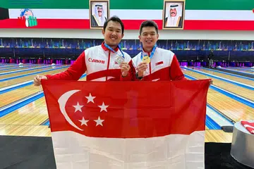 PERTAMA DAN KEDUA: Darren Ong (kanan) menang dalam final menewaskan seorang lagi pemain Singapura, Jaris Goh (kiri), dalam final Kejohanan Boling Dunia IBF di Kuwait.