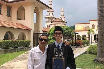 WALAU BERAT, LEPASKAN JUGA: Yantzen (kiri) terasa berat hati berjauhan daripada anak tunggalnya, Alif Ronan, yang kini memburu pengajian agama selama empat hingga lima tahun di Darul Qoum Al Ilmy sekitar Tarim, Yaman. Foto ini dirakam ketika Alif baru tamat kursus bahasa Arab di Kolej Universiti Islam Antarabangsa Selangor (KUIS). - Foto FACEBOOK YANTZEN