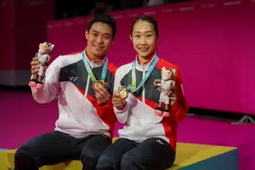 Gandingan badminton Singapura, Hee Yong Kai Terry dan Tan Jessica Wei Han, memenangi pingat emas dalam acara beregu campuran semasa Sukan Komanwel Birmingham pada 2022.