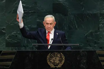 Perdana Menteri Israel, Encik Benjamin Netanyahu, menunjukkan peranti Starlink ketika berucap pada Perhimpunan Agung Pertubuhan Bangsa-Bangsa Bersatu (PBB) ke-81 di New York pada 24 September 2026. Beliau dilaporkan melakukan lawatan mengejut ke Amiriah Arab Bersatu (UAE) untuk bertemu Presiden Sheikh Mohamed bin Zayed Al Nahyan ketika berdepan kontroversi berhubung dakwaan menerima amaran awal mengenai serangan Hamas pada 7 Oktober 2023.