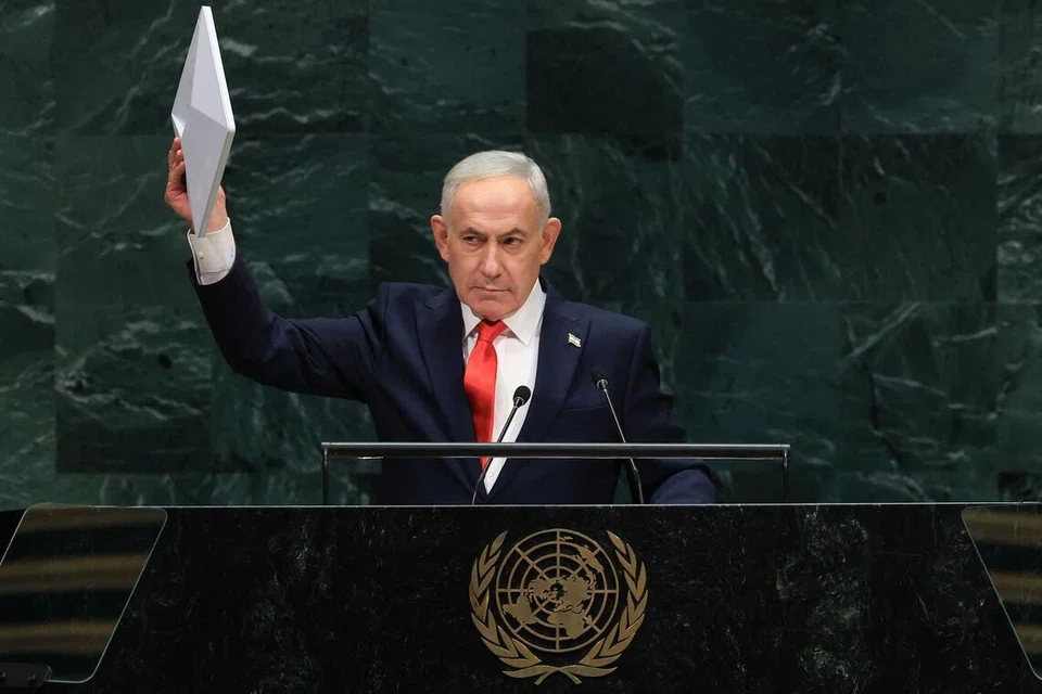 Perdana Menteri Israel, Encik Benjamin Netanyahu, menunjukkan peranti Starlink ketika berucap pada Perhimpunan Agung Pertubuhan Bangsa-Bangsa Bersatu (PBB) ke-81 di New York pada 24 September 2026. Beliau dilaporkan melakukan lawatan mengejut ke Amiriah Arab Bersatu (UAE) untuk bertemu Presiden Sheikh Mohamed bin Zayed Al Nahyan ketika berdepan kontroversi berhubung dakwaan menerima amaran awal mengenai serangan Hamas pada 7 Oktober 2023.