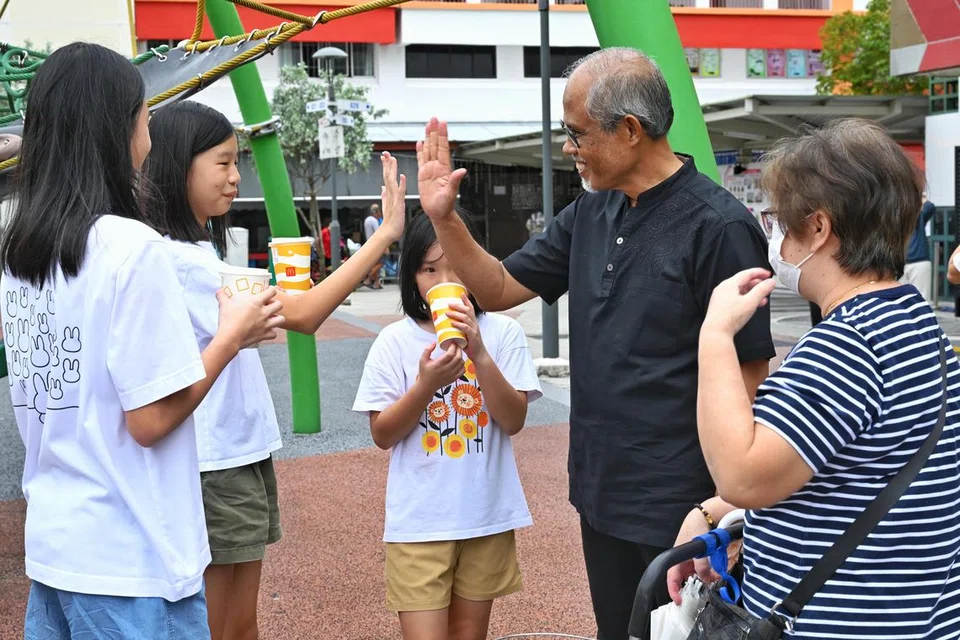Encik Masagos berbual-bual dengan penduduk muda Tampines semasa berada di sekitar kawasan Kelab Masyarakat Tampines West.