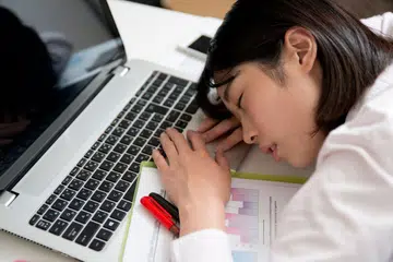 LESU: Andai tidak mengambil langkah-langkah mengelak rasa mengantuk di pejabat, beginilah jadinya. Pekerja boleh terlelap di meja tugas hingga menyebabkan mutu kerjanya terjejas. - Foto fail