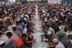 Dalam satu majlis iftar anjuran badan belia, IMYouth, pada 16 Mac, sekitar 2,000 pekerja migran hadir untuk menikmati hidangan berbuka puasa di pusat riadah Penjuru, di Pioneer, Jurong.