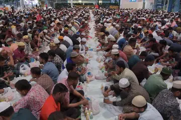 Dalam satu majlis iftar anjuran badan belia, IMYouth, pada 16 Mac, sekitar 2,000 pekerja migran hadir untuk menikmati hidangan berbuka puasa di pusat riadah Penjuru, di Pioneer, Jurong.