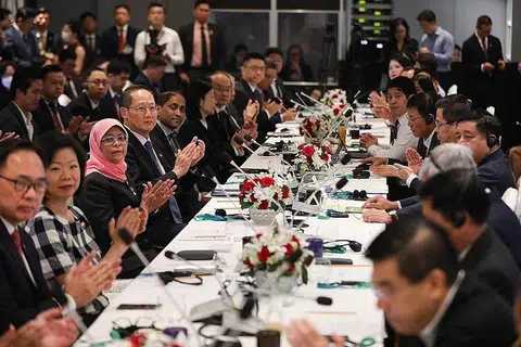 LUASKAN KERJASAMA: Presiden Halimah (tiga dari kiri) telah merasmikan sesi perbincangan meja bundar anjuran SBF di Hotel Park Hyatt Saigon yang melibatkan lebih 100 peserta dari Vietnam dan Singapura. Turut hadir ialah Dr Tan (empat dari kiri) dan Cik Sim Ann (dua dari kiri), Menteri Negara Kanan (Ehwal Luar merangkap Pembangunan Negara). - Foto MCI