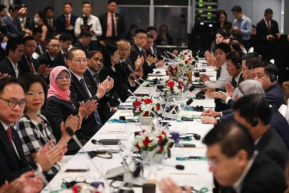 LUASKAN KERJASAMA: Presiden Halimah (tiga dari kiri) telah merasmikan sesi perbincangan meja bundar anjuran SBF di Hotel Park Hyatt Saigon yang melibatkan lebih 100 peserta dari Vietnam dan Singapura. Turut hadir ialah Dr Tan (empat dari kiri) dan Cik Sim Ann (dua dari kiri), Menteri Negara Kanan (Ehwal Luar merangkap Pembangunan Negara). - Foto MCI