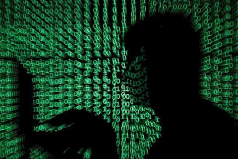 PERLU DIPANTAU DAN DIKAWAL: Dengan memperalatkan kaedah-kaedah seperti akaun palsu, bot dan iklan digital dalam talian atau menerusi media sosial, pihak asing yang mempunyai niat jahat ke atas negara lain boleh memperdaya dan menghasut pengguna sesebuah negara, atau proksinya, bagi menyebarkan mesej palsu atau maklumat bahaya. - Foto REUTERS