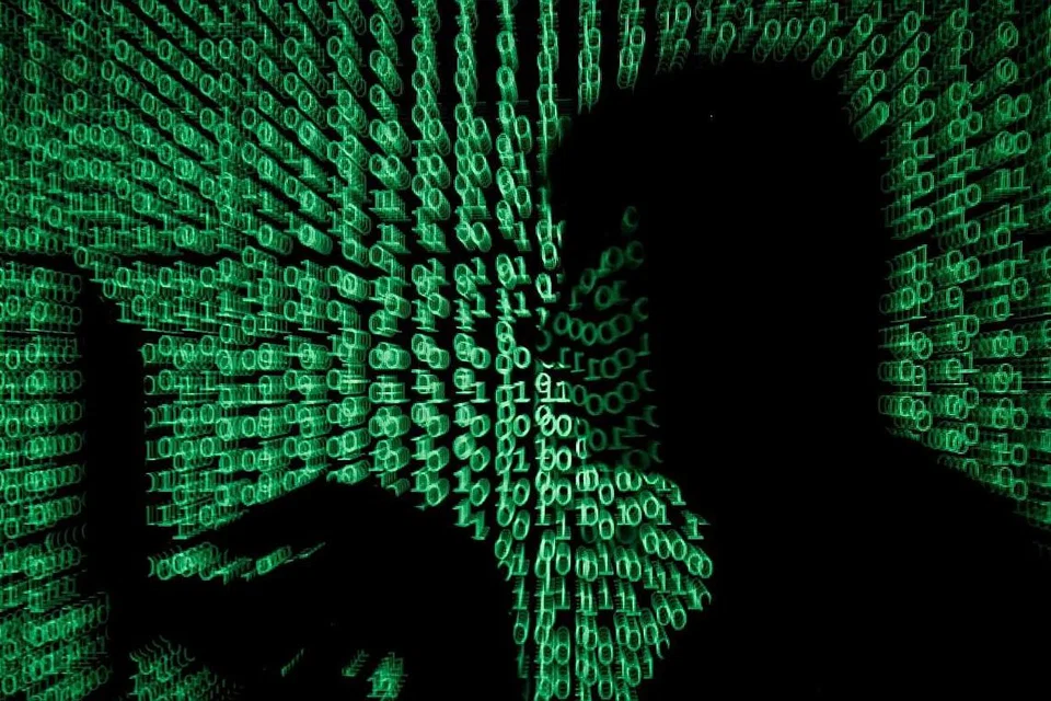 PERLU DIPANTAU DAN DIKAWAL: Dengan memperalatkan kaedah-kaedah seperti akaun palsu, bot dan iklan digital dalam talian atau menerusi media sosial, pihak asing yang mempunyai niat jahat ke atas negara lain boleh memperdaya dan menghasut pengguna sesebuah negara, atau proksinya, bagi menyebarkan mesej palsu atau maklumat bahaya. - Foto REUTERS