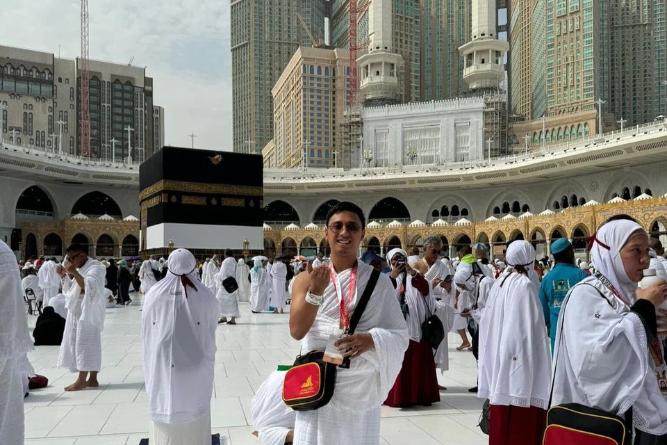 Encik Muhammad ‘Arif Azman (depan) menunaikan ibadah umrahnya buat kali pertama. Beliau mengambil pakej Barakah B daripada Jalaluddin Travel and Services Pte Ltd sebagai pakej hajinya.