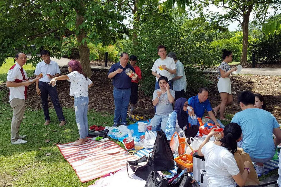 BERSANTAI SAMBIL BERKELAH: Dr Chee (dua dari kiri) bersama beberapa anggota dan relawan SDP meluangkan masa berkelah di Kebun Bunga Singapura sempena Hari Bertenang semalam. - Foto SDP 