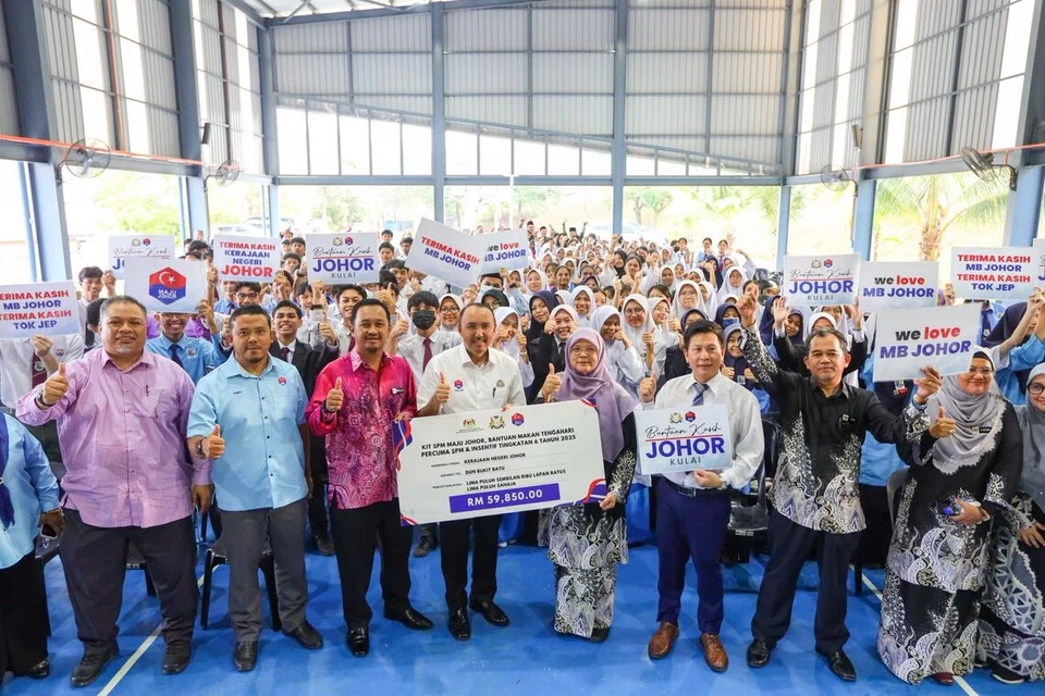 Pengerusi Jawatankuasa Perumahan dan Kerajaan Tempatan Johor, Datuk Mohd Jafni Md Shukor (tengah), ketika menyampaikan sumbangan bantuan makanan kepada Sekolah Menengah Kebangsaan Kelapa Sawit, Kulai, Johor.