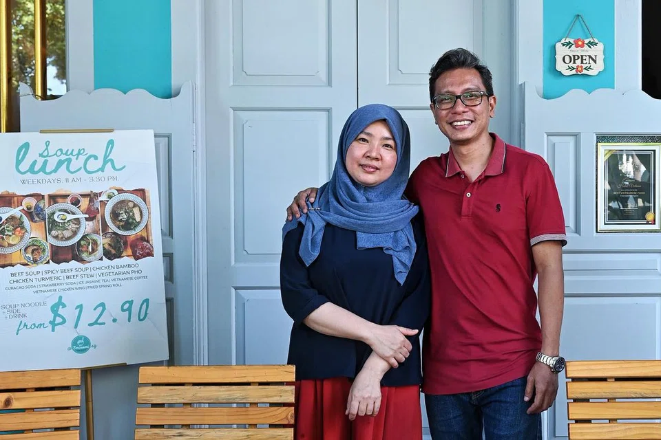 TAWAR HIDANGAN BERMUTU TINGGI: Pemilik Bistro Eminami Halal Vietnam, Cik Emina Abdullah bersama suaminya, Encik Muhammad Khairil Samsi. 