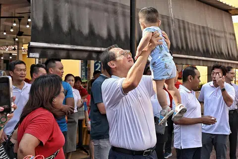 Menteri Tenaga Manusia merangkap Menteri Bertanggungjawab bagi Tenaga, Sains dan Teknologi yang juga merupakan Anggota Parlimen (AP) GRC Chua Chu Kang, Dr Tan See Leng (tengah), mengumumkan pesakit – khususnya warga emas berusia lebih 70 tahun, kanak-kanak berusia bawah dua tahun, serta mereka yang lemah dan sukar bergerak – kini dibenarkan untuk hadir secara langsung tanpa janji temu ke Poliklinik Chua Chu Kang. 