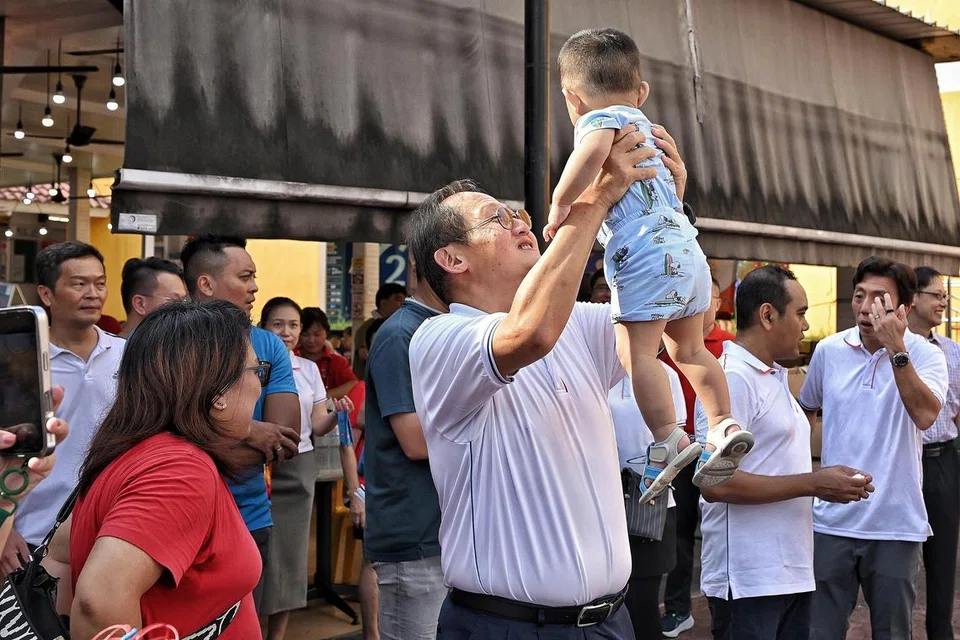 Menteri Tenaga Manusia merangkap Menteri Bertanggungjawab bagi Tenaga, Sains dan Teknologi yang juga merupakan Anggota Parlimen (AP) GRC Chua Chu Kang, Dr Tan See Leng (tengah), mengumumkan pesakit – khususnya warga emas berusia lebih 70 tahun, kanak-kanak berusia bawah dua tahun, serta mereka yang lemah dan sukar bergerak – kini dibenarkan untuk hadir secara langsung tanpa janji temu ke Poliklinik Chua Chu Kang. 