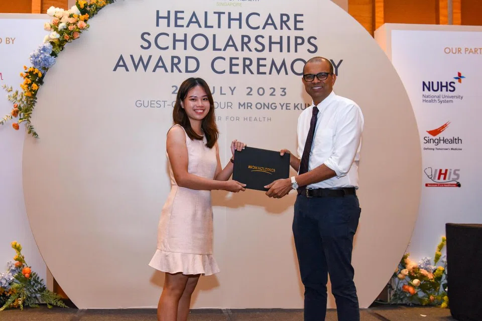PENERIMA BIASISWA: Cik Syazana Gonzaga (kiri) bersama Dr Janil Puthucheary yang hadir di majlis anugerah penyampaian Biasiswa Penjagaan Kesihatan.